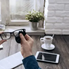 Czy można myć okulary płynem do naczyń? Sprawdź, co musisz wiedzieć