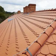 Ile waży m2 dachówki ceramicznej? Zaskakujące różnice w ciężarze!