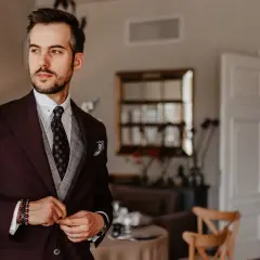 Najlepsze krawaty do czarnego garnituru: eleganckie propozycje