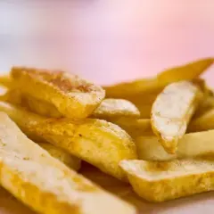 Jak się robi frytki w piekarniku, aby były chrupiące i pyszne