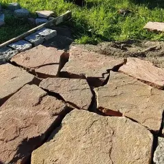 Jak układać chodnik z kamienia łupanego bez zbędnych błędów