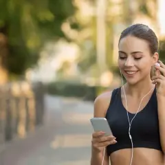 Jak bezpiecznie i wygodnie nosić telefon podczas biegania – praktyczne porady