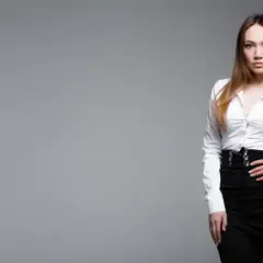 Skuteczne sposoby na pozbycie się plam z białej bluzki bez trwogi