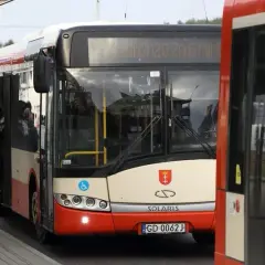 Jaki autobus na lotnisko w Gdańsku? Sprawdź najlepsze opcje transportu.