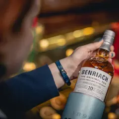 Duża whisky na prezent: Inspirujący wybór dla koneserów