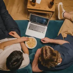 Jak wybrać film na wieczór – poradnik dla niezdecydowanych