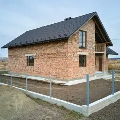 Ile naprawdę kosztuje budowa domu w stanie surowym? Sprawdź, jak uniknąć nadmiernych wydatków