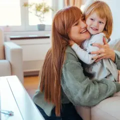 Czy samotna matka może adoptować dziecko? Poznaj fakty i prawa