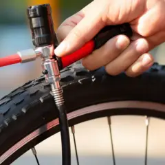 Jak napompować oponę bezdętkową w rowerze – uniknij najczęstszych błędów