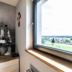 Jak prawidłowo wpuścić parapet w ścianę – unikaj błędów i zrób to sam!