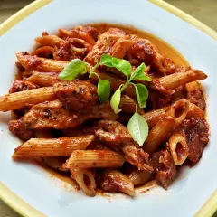 Szybki przepis na makaron penne z kurczakiem i pomidorami, który zaskoczy smakiem