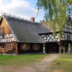 Skansen w Polsce: odkryj niezwykłe miejsca pełne tradycji i historii
