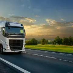 Maksymalna prędkość ciężarówki na autostradzie – jakie są limity i konsekwencje przekroczenia?