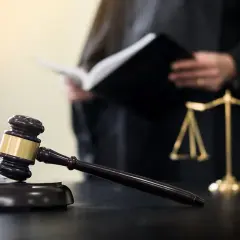 Kiedy sąd wydaje nakaz zapłaty? Sprawdź ważne informacje i procedury
