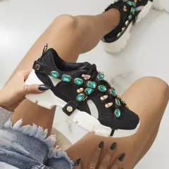 Do czego nosić sneakersy damskie: 7 stylizacji, które pokochasz