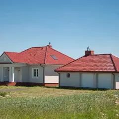 Dachy wielospadowe: jak zwiększają estetykę i funkcjonalność budynków