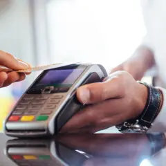 Visa czy Mastercard w mBanku – która karta jest lepszym wyborem?