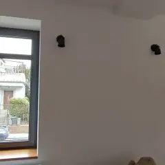 Jak wybrać idealne parapety wewnętrzne do ciemnych okien? Porady i inspiracje