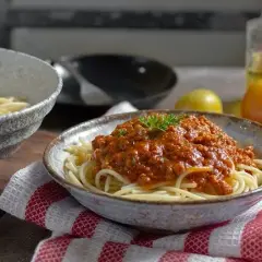 Jak zrobić spaghetti z gotowym sosem: 6 prostych kroków