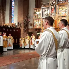Czy diakon to ksiądz? Poznaj kluczowe różnice i obowiązki