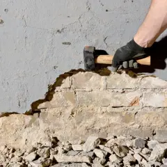 Jak zerwać tynk ze ściany? Proste metody i bezpieczeństwo pracy