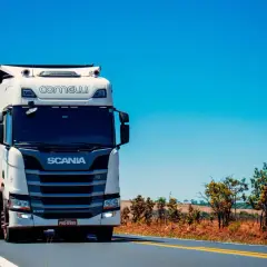 Ile waży tir z naczepą? Poznaj maksymalne limity wagowe w Polsce
