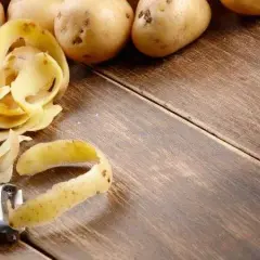 Obierki z ziemniaków na kompost: Jak bezpiecznie wykorzystać?