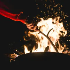 Jak rozpalić ognisko patykami - proste techniki dla każdego survivalowca