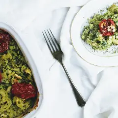 Pyszna zapiekanka z pesto: Szybkie przepisy, które zaskoczą każdego
