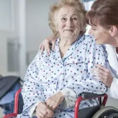 Opiekunka środowiskowa ile zarabia? Sprawdź, co wpływa na wynagrodzenie