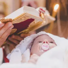 Ile trwa chrzest w kościele? Zaskakujące fakty o ceremonii