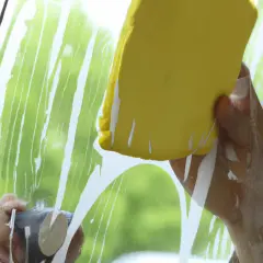 Jak skutecznie zmyć klej z okna plastikowego - 5 sprawdzonych metod