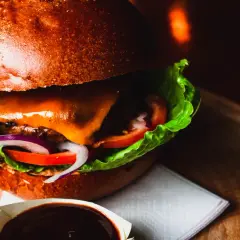 Jakie dodatki do burgera poprawią smak i zachwycą gości