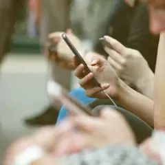Ile godzin przed telefonem to uzależnienie? Poznaj niebezpieczeństwa!