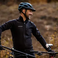 Co ubrać na rower jesienią, aby cieszyć się komfortem i bezpieczeństwem