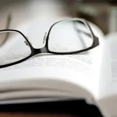 Jakie okulary odmładzają? Odkryj style, które dodają młodości