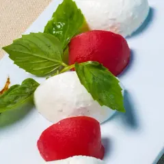 Jak przygotować sałatkę z kabanosem i serem żółtym, która uwiedzie?