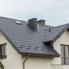 Obróbki blacharskie dach – kluczowe informacje, rodzaje i koszty montażu