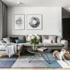 Jakie dodatki do białych ścian w salonie? 15 inspirujących pomysłów