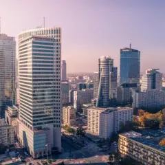 Dlaczego coraz więcej firm wybiera wirtualne biuro w Warszawie? Oszczędności to tylko jedna z przyczyn