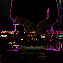 Jak zostać DJ-em w klubie: Kluczowe umiejętności i sprawdzone kroki