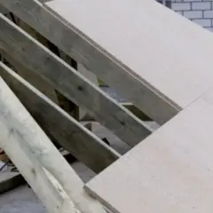 Czy pod płytę OSB dawać folię? Ochrona przed wilgocią i szkodnikami