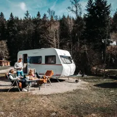 Z jaką przyczepą kempingową na kat B? Sprawdź swoje możliwości!