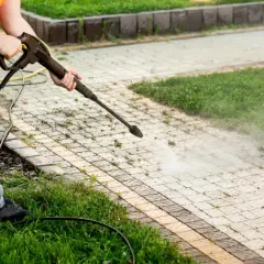Skuteczne sposoby na zwalczenie chwastów na chodniku bez chemii