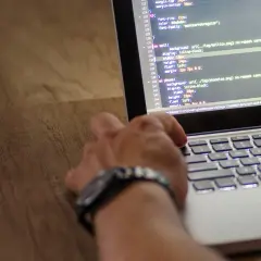 Czy HTML to język programowania? Odkryj istotne różnice teraz