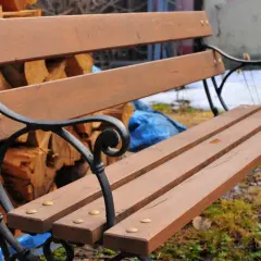 Jak pomalować drewnianą ławkę ogrodową, aby przetrwała lata?