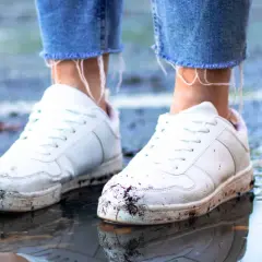 Jak czyścić trampki, aby uniknąć żółknięcia i zniszczeń?