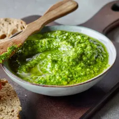 Jak zrobić pesto bazyliowe - prosta receptura, która zachwyci smakiem