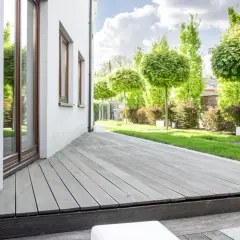 Jak zabezpieczyć taras przed wilgocią? Skuteczne metody i porady.