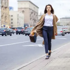 Stylizacja granatowe spodnie: idealne pomysły na eleganckie i casualowe zestawy